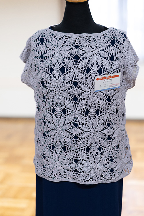 フラワーモチーフベスト｜編み物キット | 毛糸のプロショップ