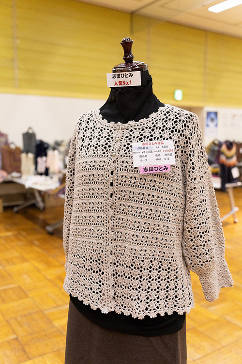 某有名メーカー品、新作最高級ヤク毛100％のケーブル編みのフーディーベスト、ジレ パフスリーブカーディ志田ひとみ｜編み物キット | 毛糸のプロショップ