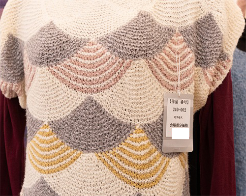 ☆手編みプル58069☆縄編みラインのフレンチプル031☆フーガ 流れる花びら模様のフレンチスリーブプル｜編み物キット | 毛糸のプロ