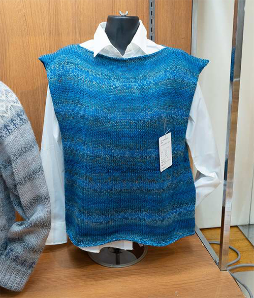 かんたんまっすぐベスト|編み物キット | 毛糸のプロショップ かんたんまっすぐベスト|編み物キット | 毛糸のプロショップ